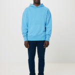 Homme en sweat bleu et baskets blanches