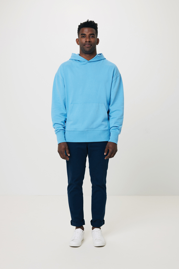 Homme en sweat bleu et baskets blanches