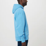 Homme de profil portant un sweat bleu clair