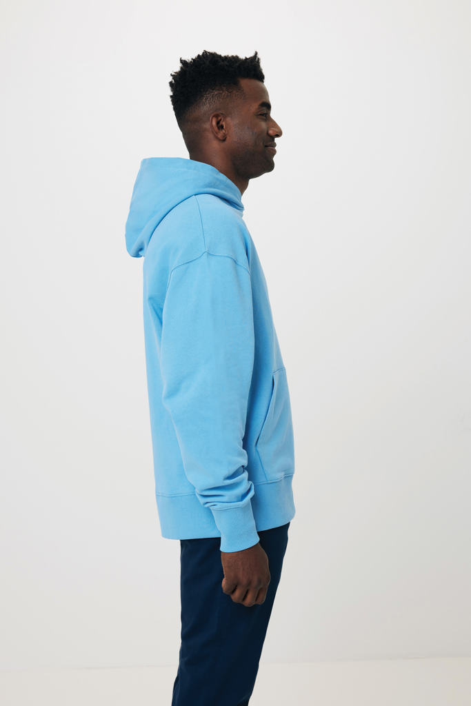Homme de profil portant un sweat bleu clair