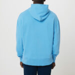 Homme de dos portant hoodie bleu clair