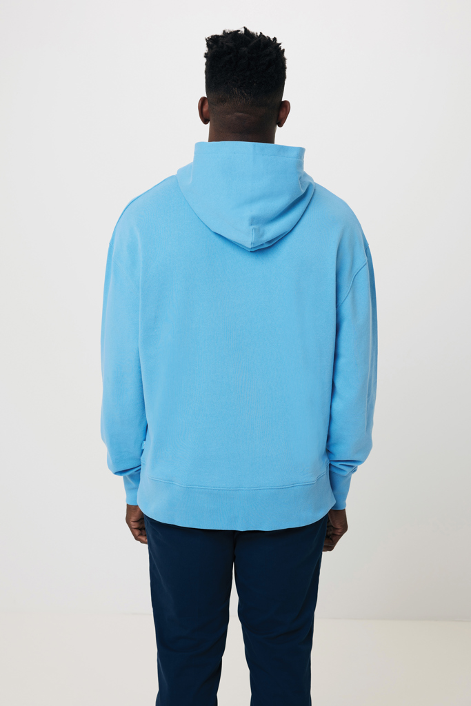 Homme de dos portant hoodie bleu clair