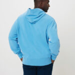 Homme de dos portant sweat à capuche bleu