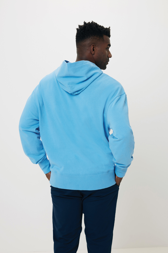 Homme de dos portant sweat à capuche bleu