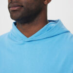 Portrait d’homme portant un sweat bleu clair