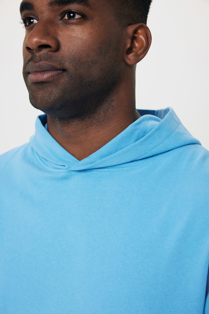 Portrait d’homme portant un sweat bleu clair