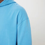 Sweat à capuche bleu clair, vue rapprochée