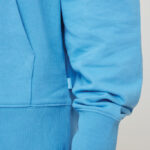 Gros plan manche sweat-shirt bleu clair
