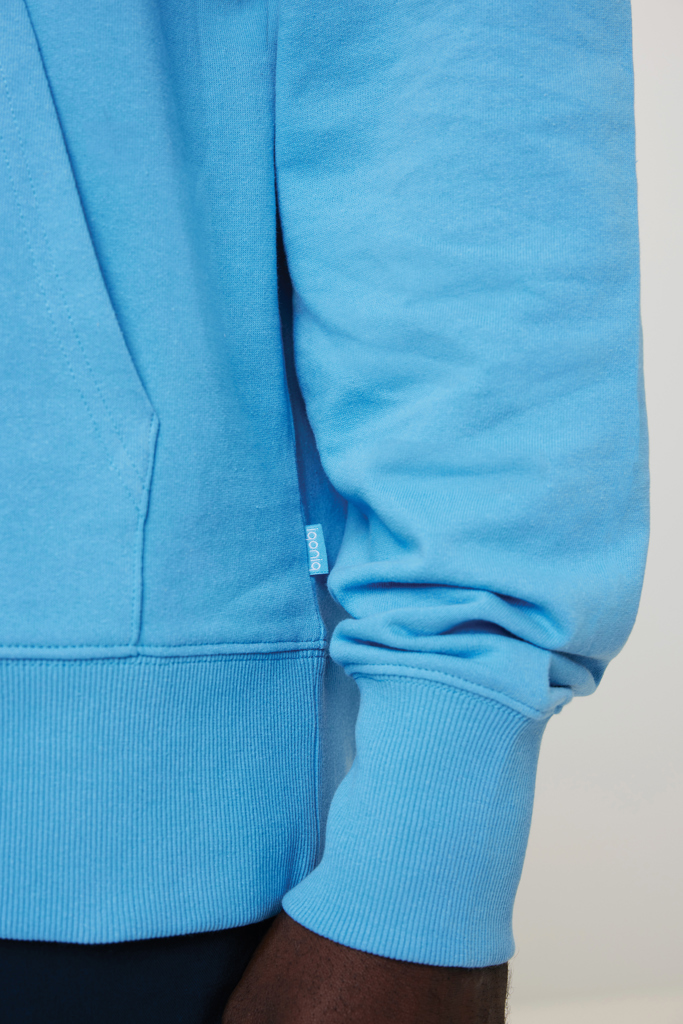 Gros plan manche sweat-shirt bleu clair