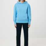 Femme portant sweat à capuche bleu et baskets blanches