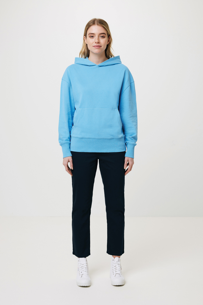 Femme portant sweat à capuche bleu et baskets blanches