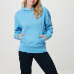 Femme portant un sweat à capuche bleu