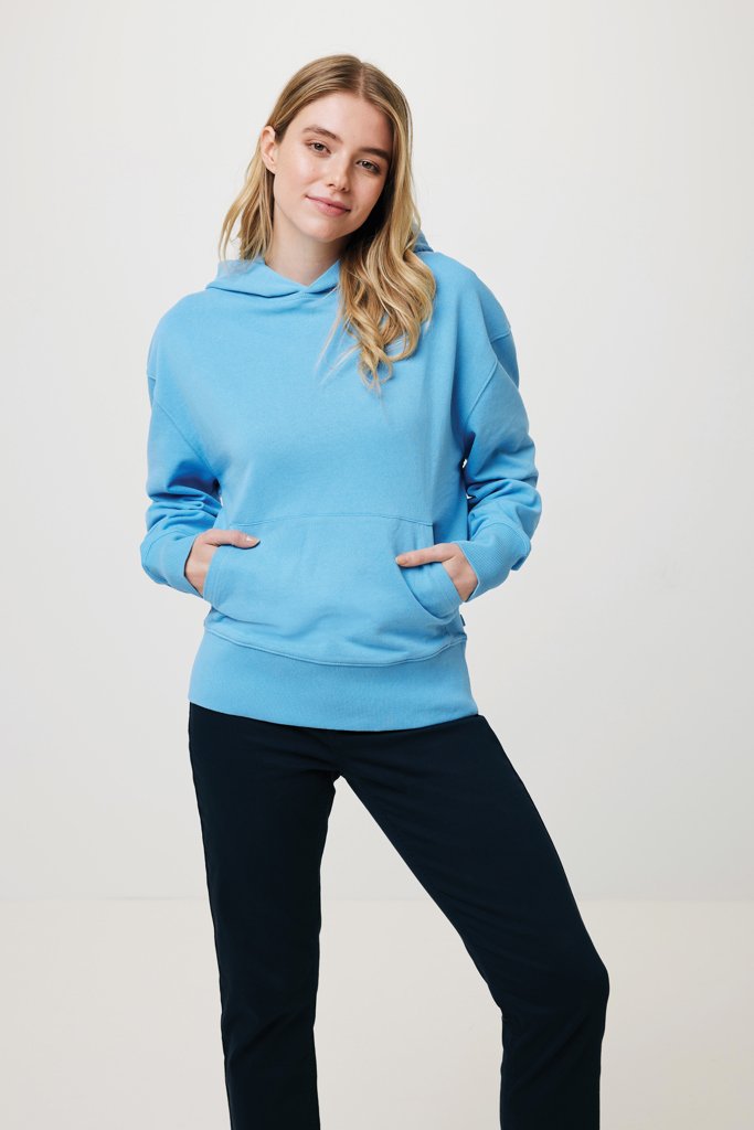 Femme portant un sweat à capuche bleu