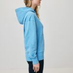 Femme de profil portant un sweat bleu