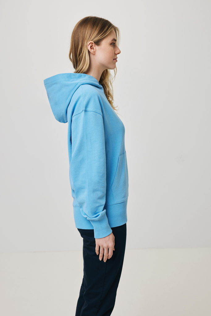 Femme de profil portant un sweat bleu