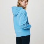 Femme portant un sweat à capuche bleu