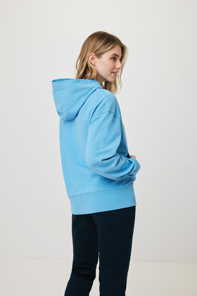Femme portant un sweat à capuche bleu