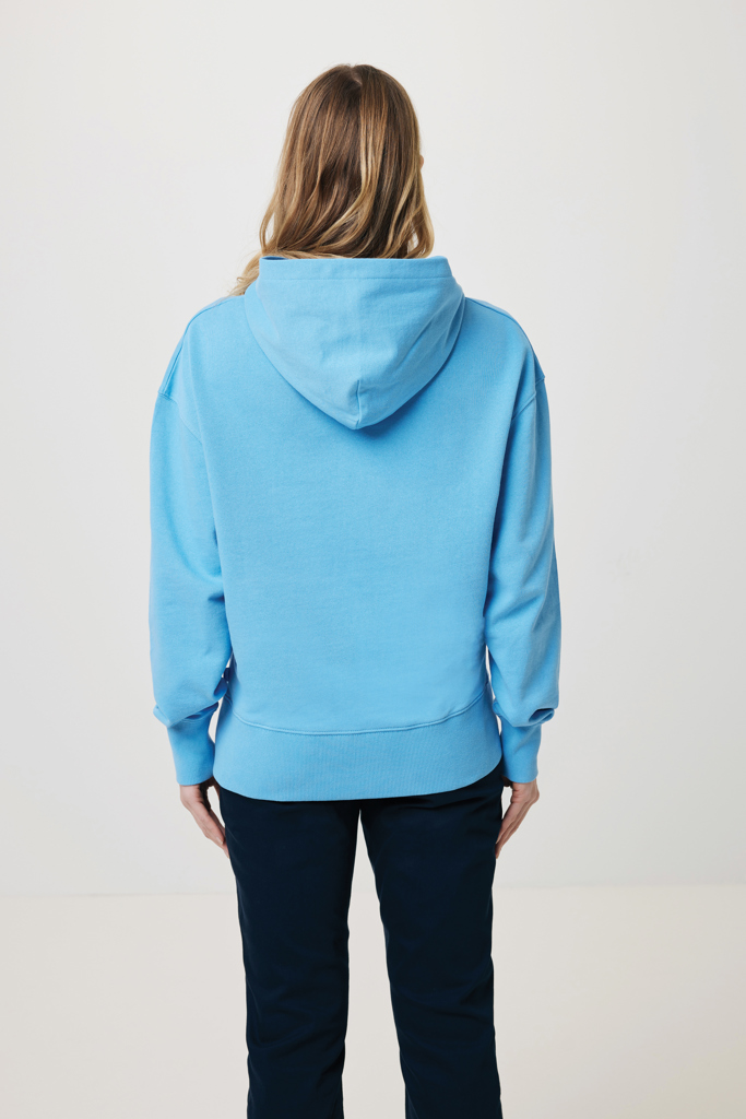 Personne de dos portant un sweat à capuche bleu