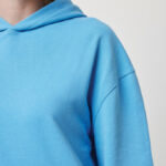 Personne portant un sweat à capuche bleu