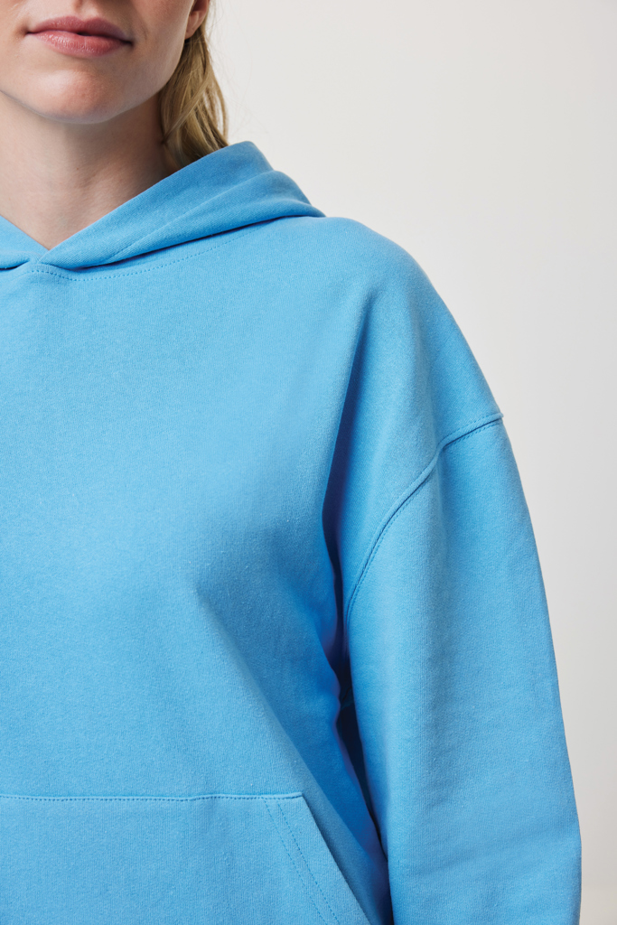 Personne portant un sweat à capuche bleu