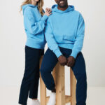 Deux modèles en sweats bleus sur fond neutre