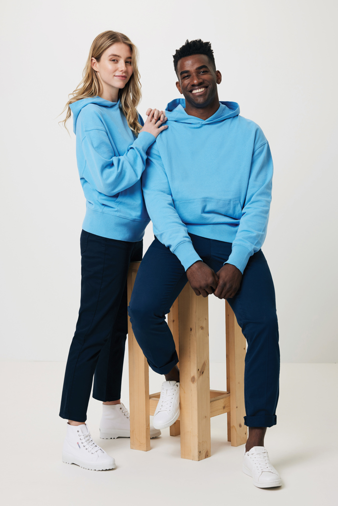 Deux modèles en sweats bleus sur fond neutre
