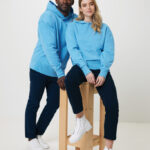 Deux modèles en sweats bleus sur fond neutre