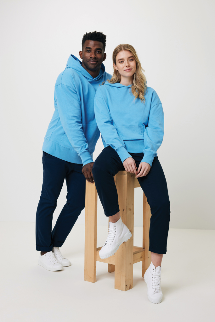 Deux modèles en sweats bleus sur fond neutre