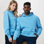Deux personnes portant des sweats à capuche bleus