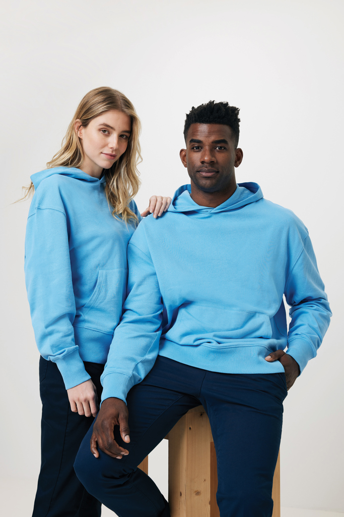 Deux personnes portant des sweats à capuche bleus