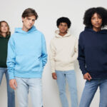 Quatre jeunes portant des sweats à capuche colorés