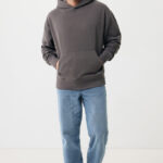 Homme portant sweat à capuche et jean bleu