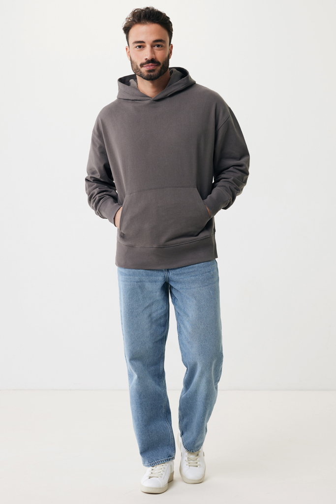 Homme portant sweat à capuche et jean bleu