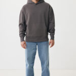 Homme portant hoodie gris et jean bleu clair