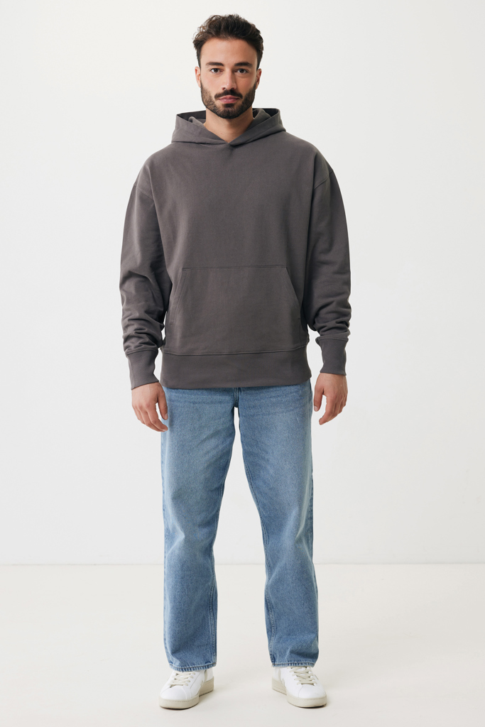 Homme portant hoodie gris et jean bleu clair