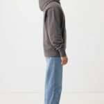 Homme de profil en hoodie gris
