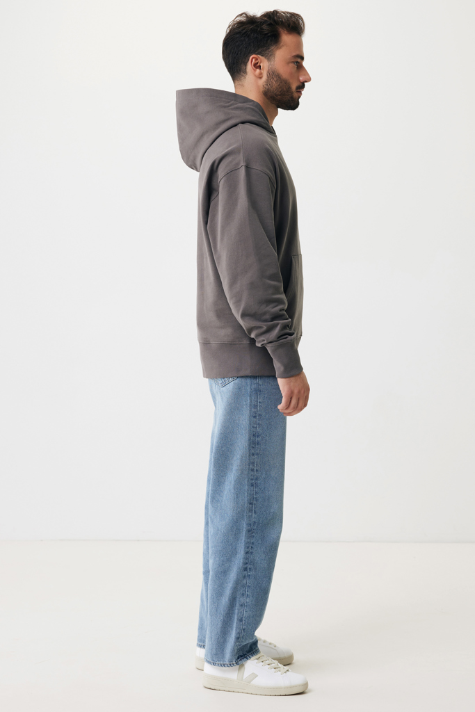 Homme de profil en hoodie gris