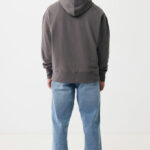 Homme de dos en sweat à capuche gris