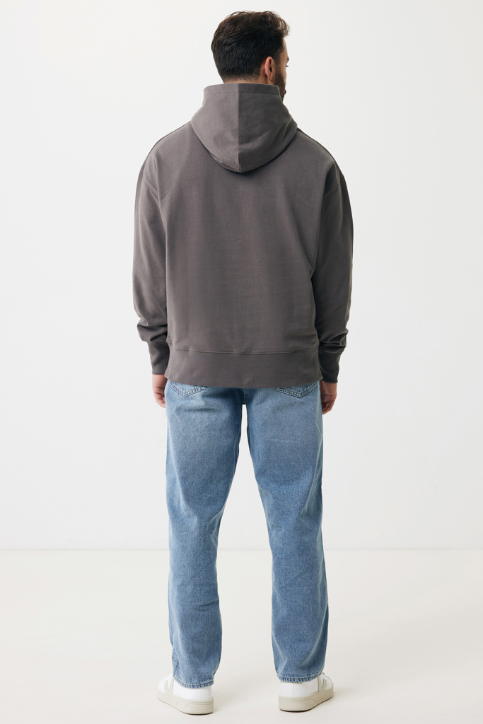 Homme de dos en sweat à capuche gris