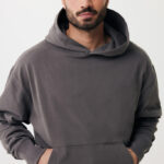 Homme portant un sweat à capuche gris