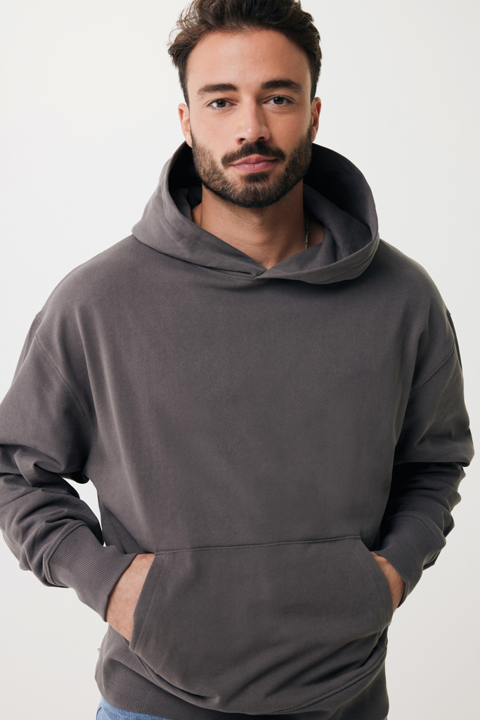 Homme portant un sweat à capuche gris