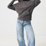 Femme en sweat à capuche gris et jean large