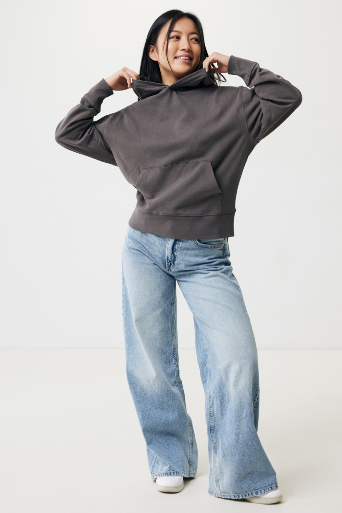 Femme en sweat à capuche gris et jean large