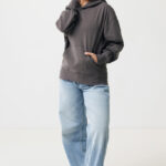 Femme en hoodie gris et jean large