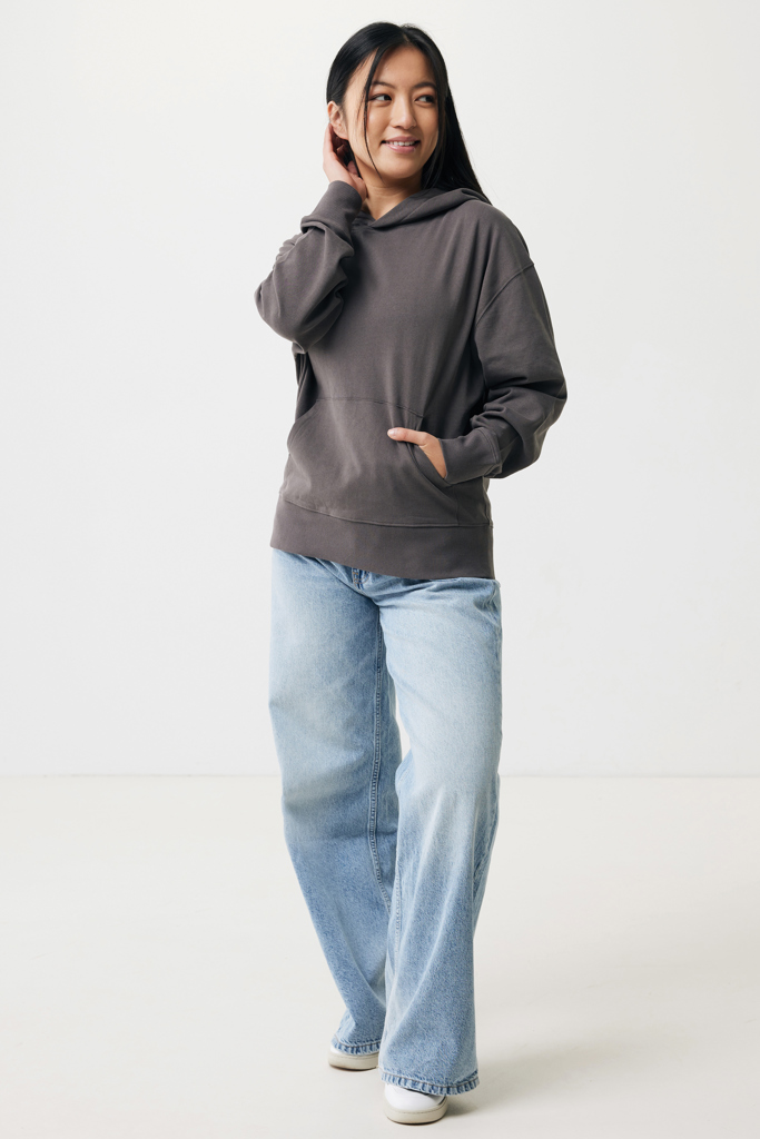 Femme en hoodie gris et jean large