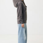 Femme de profil en hoodie gris et jean large