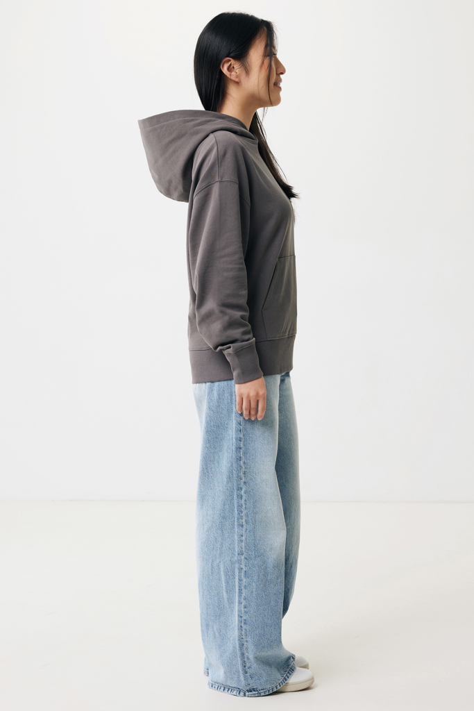 Femme de profil en hoodie gris et jean large