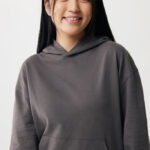 Femme souriante en sweat à capuche gris