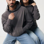 Couple portant des sweats à capuche gris