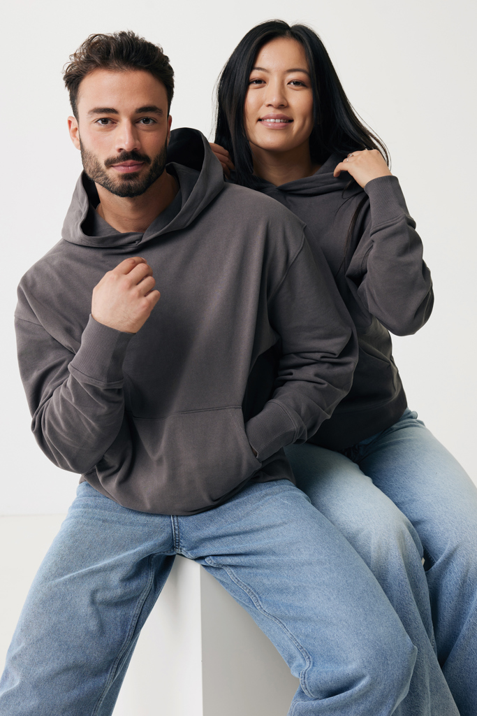 Couple portant des sweats à capuche gris